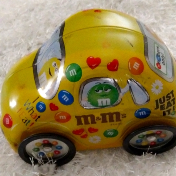 M&M's Volkswagen beetle yellow tin car - Picture 2 of 5